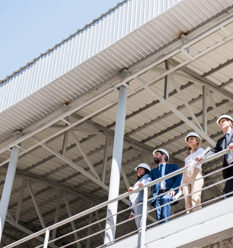 équipe d'ingénieurs spécialistes en structure du bâtiment en plein discussion dans une terrasse