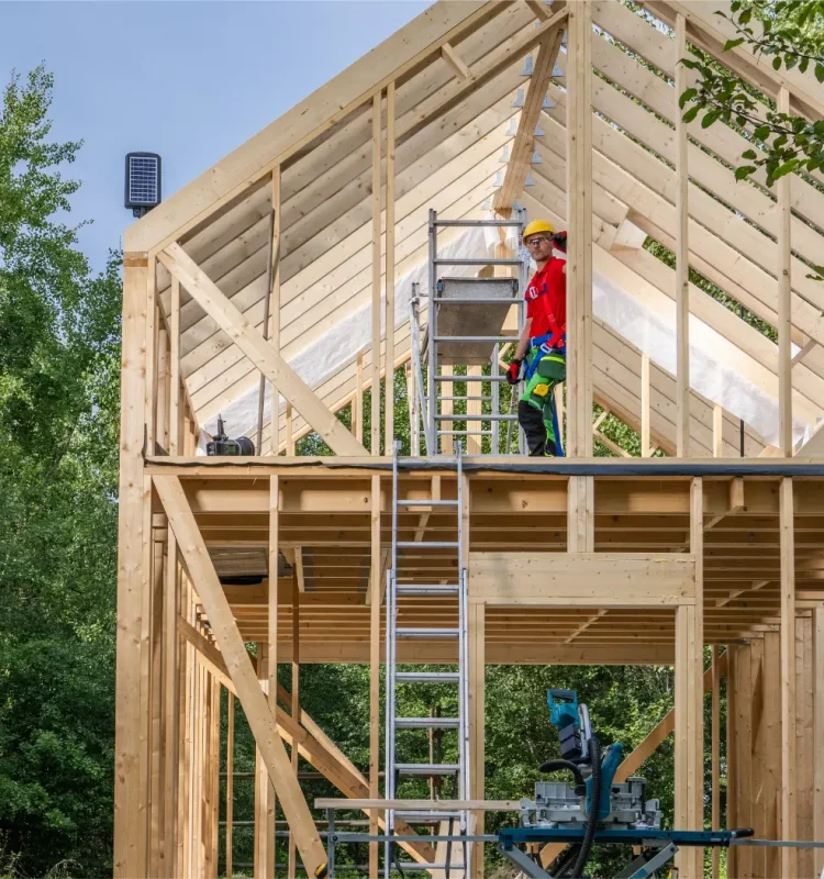Ouvriers travaillant sur un projet de construction de structure d'une maison en bois